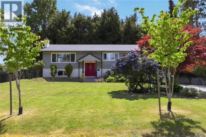 1909 Ferndale Rd, Saanich