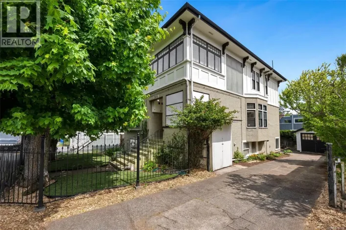 1909 FERNWOOD Rd, Victoria
