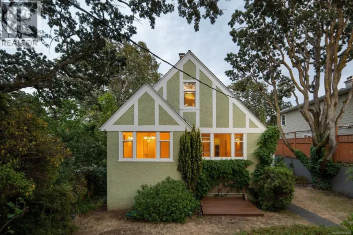 1959 Hampshire Rd, Oak Bay