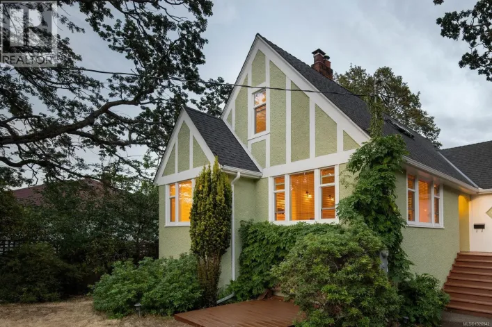 1959 Hampshire Rd, Oak Bay