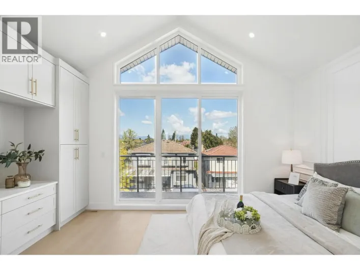 2 1005 E 55TH AVENUE, Vancouver
