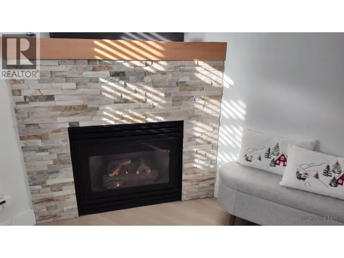 2 1233 W 16TH STREET, North Vancouver