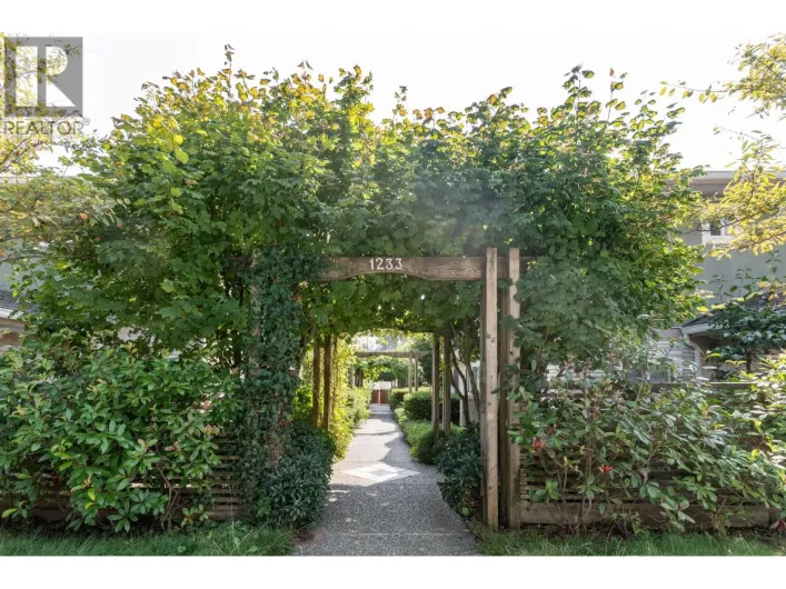 2 1233 W 16TH STREET, North Vancouver