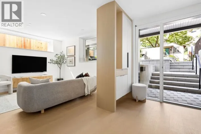 2 2124 E 8 AVENUE, Vancouver