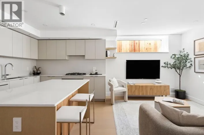 2 2124 E 8 AVENUE, Vancouver