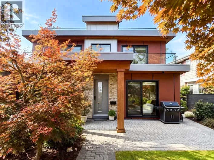2 233 W 5TH STREET, North Vancouver