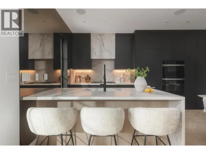 2 240 E 37TH AVENUE, Vancouver