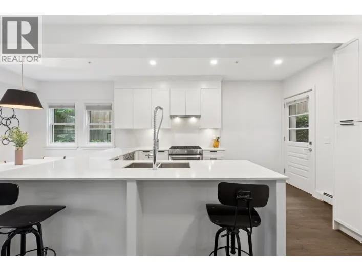 2 244 E 5TH STREET, North Vancouver