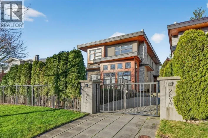 2 252 E 19TH STREET, North Vancouver