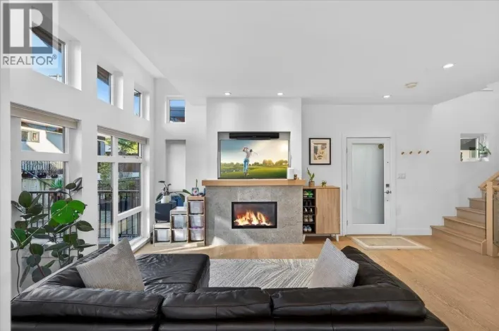 2 252 E 19TH STREET, North Vancouver