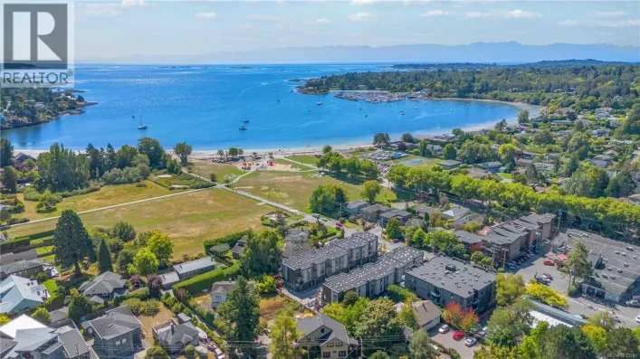 2 2590 Penrhyn St, Saanich