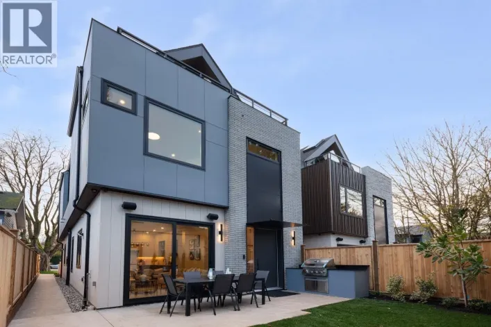 2 2635 W 12TH AVENUE, Vancouver