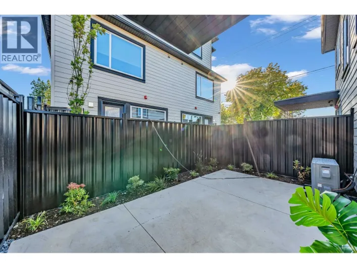 2 2703 E 3RD AVENUE, Vancouver