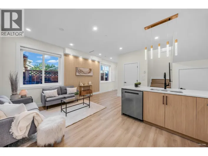 2 2703 EAST 3RD AVENUE, Vancouver