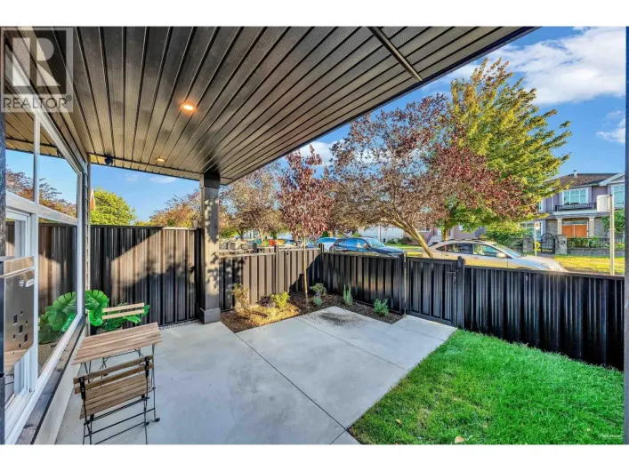 2 2705 E 3RD AVENUE, Vancouver