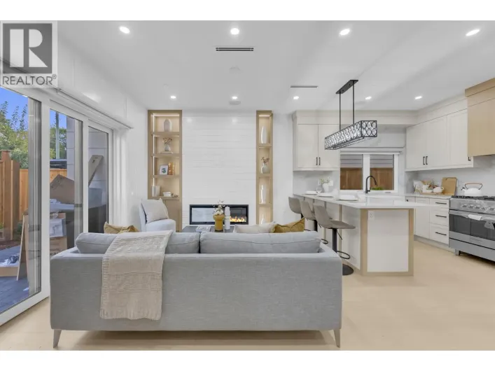 2 2888 E 6TH AVENUE, Vancouver