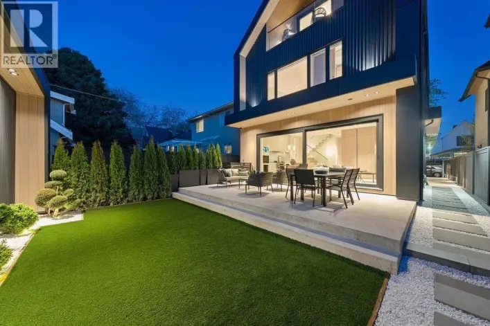 2 2935 W 15TH AVENUE, Vancouver
