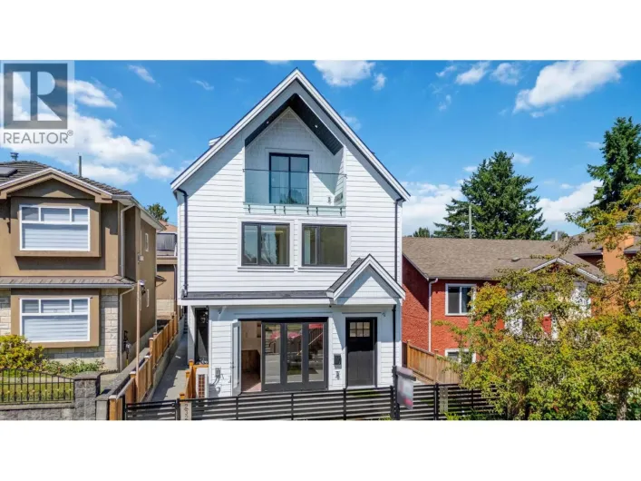 2 3271 E GEORGIA STREET, Vancouver