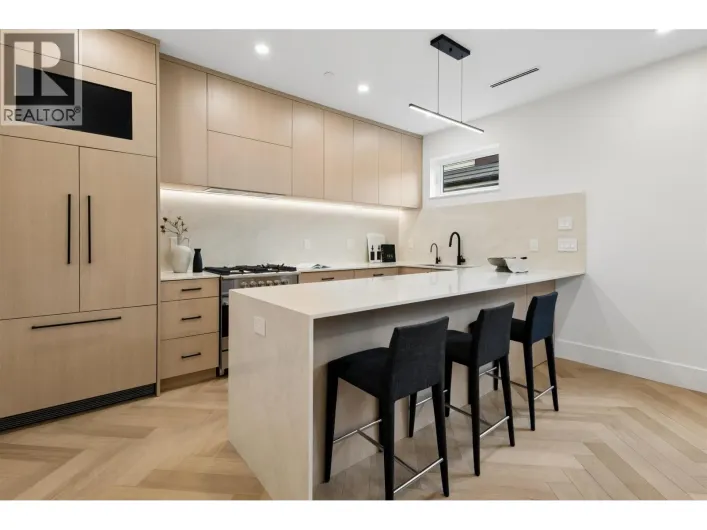 2 3639 E 46TH AVENUE, Vancouver