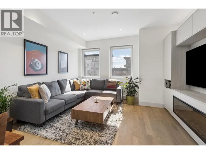 2 632 E 3RD STREET, North Vancouver