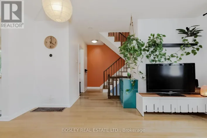 Row / Townhouse for sale: 2 COTTONWOOD DRIVE, Toronto
