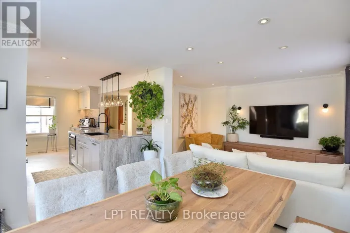 2 LEORA COURT, Richmond Hill