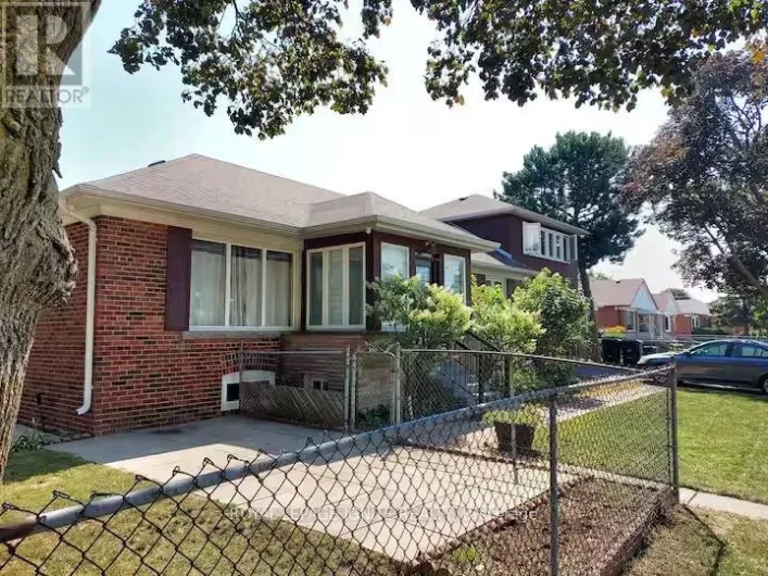 2 WARINGSTOWN DRIVE, Toronto