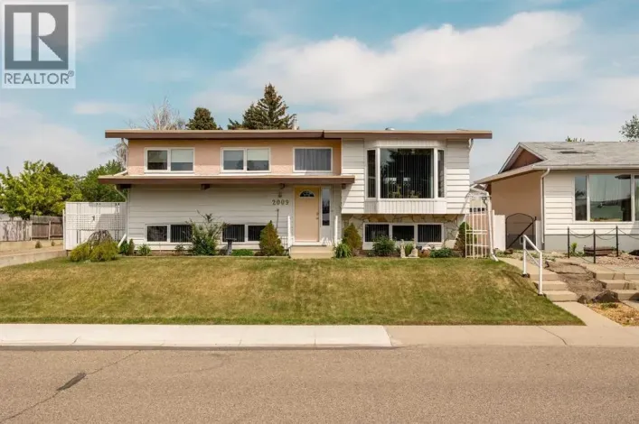 2009 17 Street N, Lethbridge