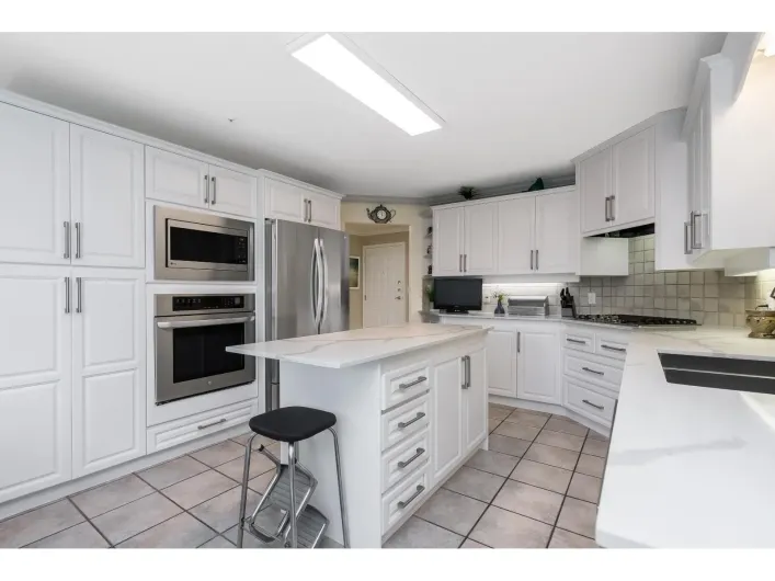 201 14934 THRIFT AVENUE, White Rock