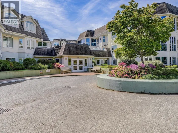 201 1521 Church Ave, Saanich