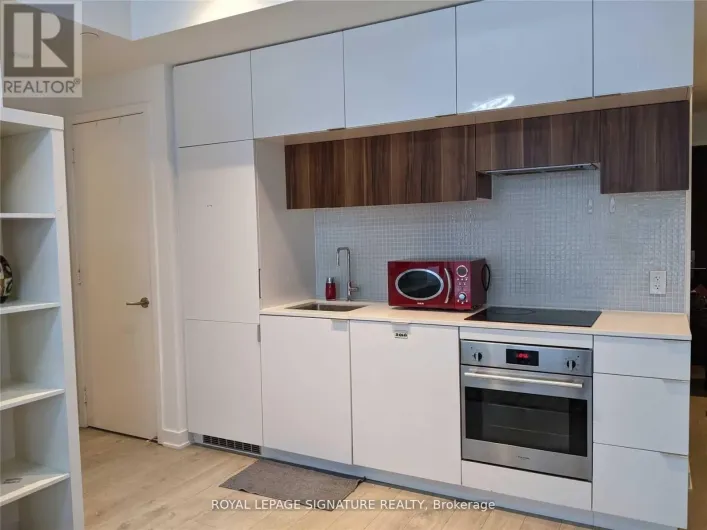 201 - 185 ROEHAMPTON AVENUE, Toronto