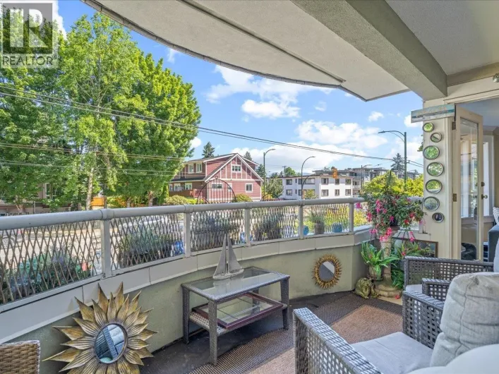 201 3220 W 4TH AVENUE, Vancouver
