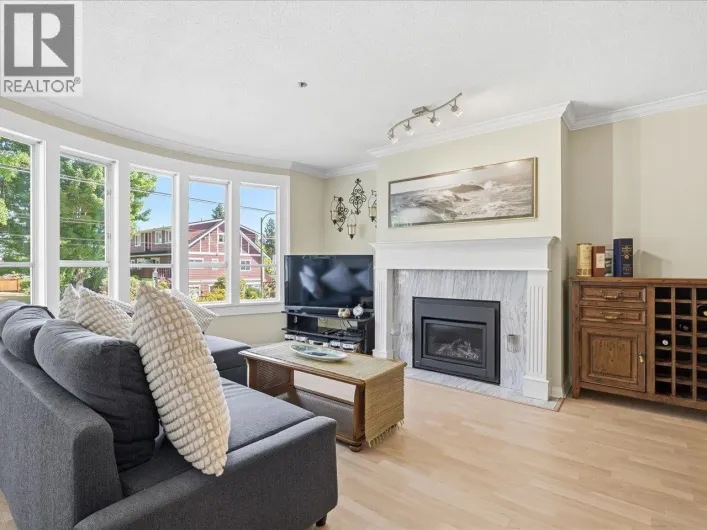 201 3220 W 4TH AVENUE, Vancouver