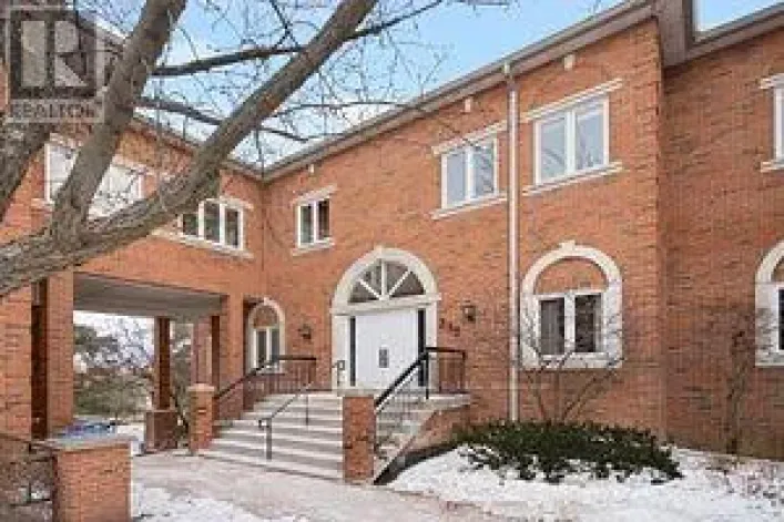 201 - 335 RENFREW DRIVE, Markham