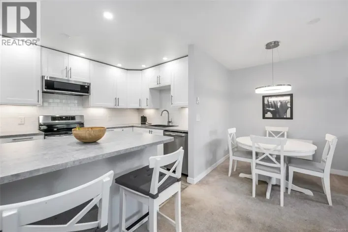 201 3900 Shelbourne St, Saanich