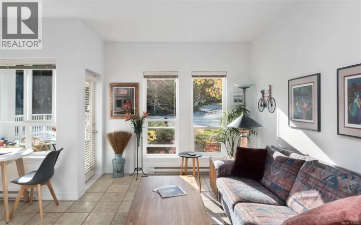 201 3915 Carey Rd, Saanich