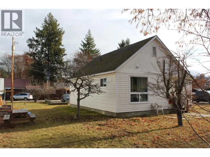 201 6th Avenue NW, Nakusp