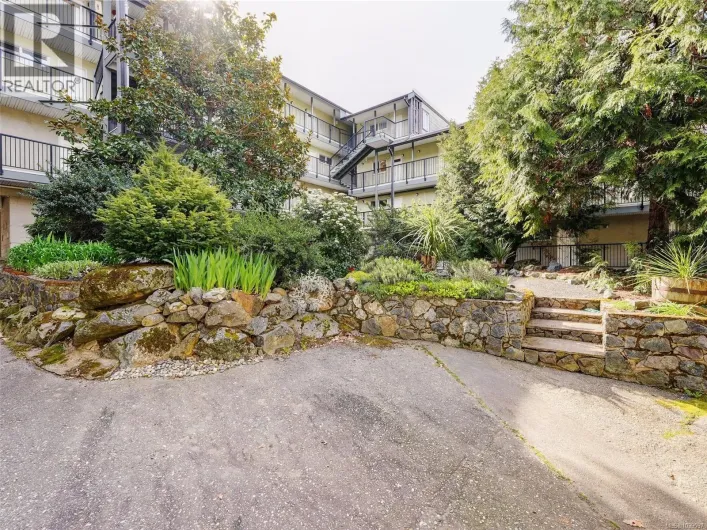 201 991 Cloverdale Ave, Saanich