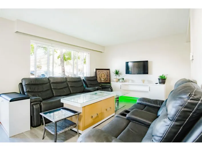 202 11901 89A AVENUE, Delta