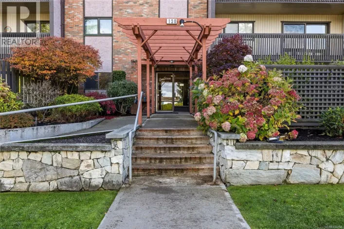 202 130 Sunningdale Rd E, Qualicum Beach