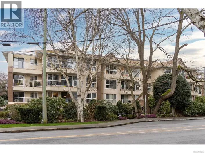 202 1501 Richmond Ave, Victoria