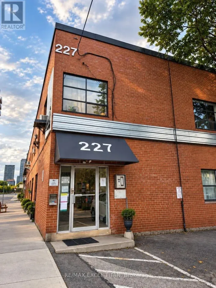 202 - 227 STERLING ROAD E, Toronto