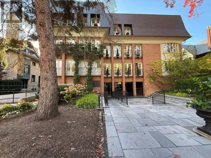 202 - 8 HAWTHORN AVENUE, Toronto