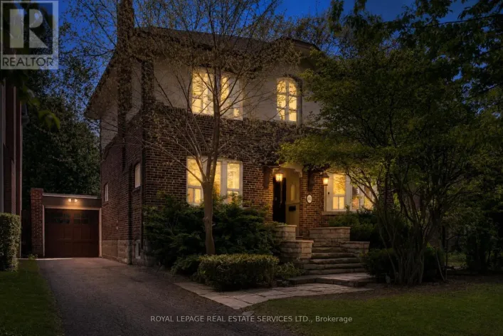 202 DINNICK CRESCENT, Toronto