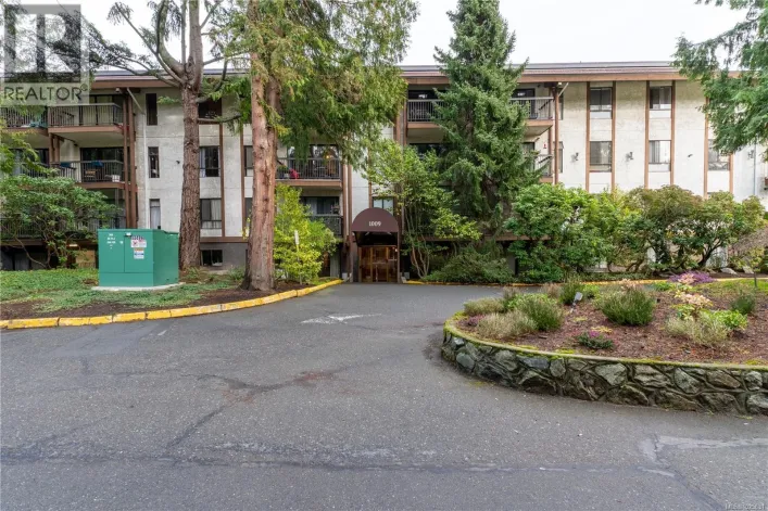 203 1009 McKenzie Ave, Saanich