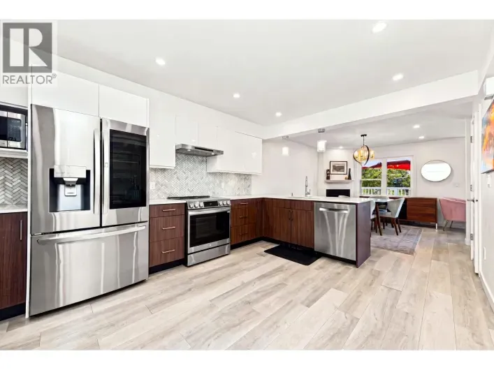 203 1513 BOWSER AVENUE, North Vancouver