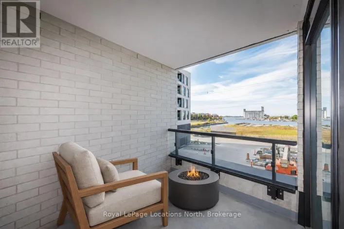 Apartment for sale: 203 - 31 HURON STREET, Collingwood