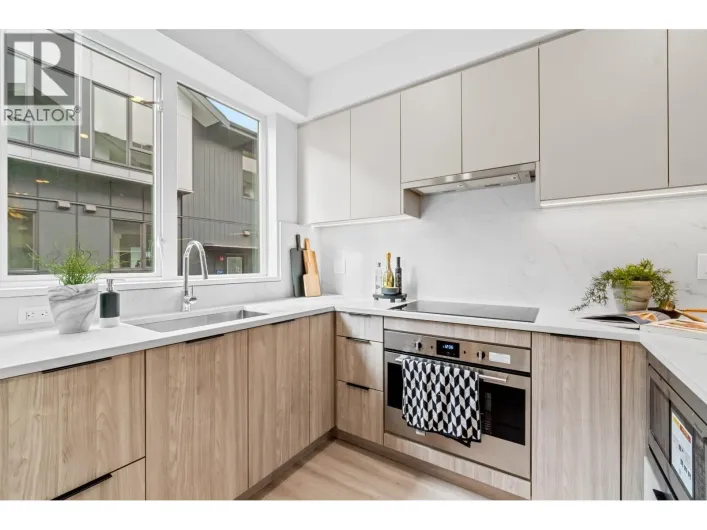 203 7161 17TH AVENUE, Burnaby