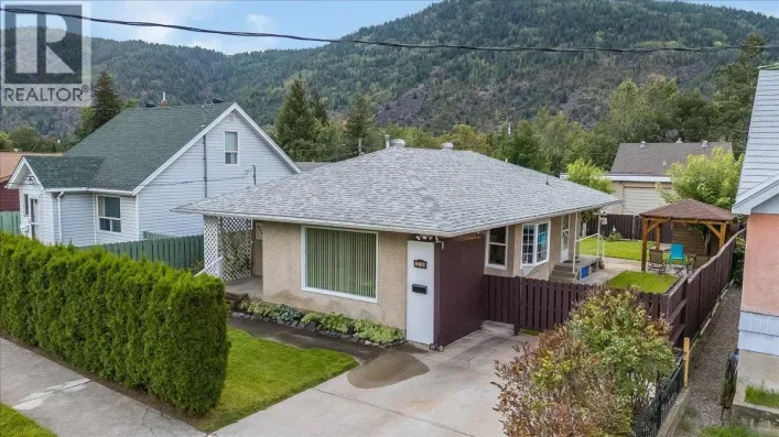 2038 Sixth Avenue, Trail