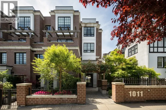 204 1011 Burdett Ave, Victoria